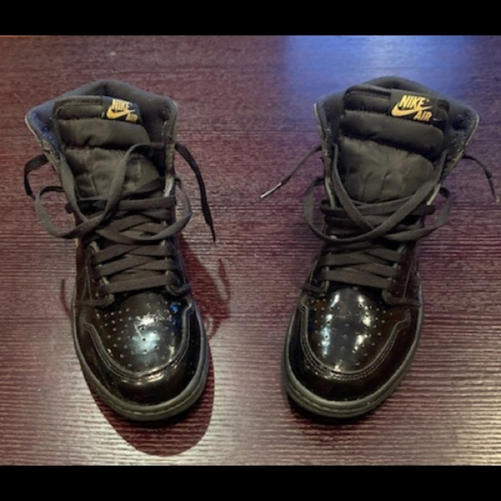 COPY - Jordan 1 Retro High
Black Metallic Gold (2020)